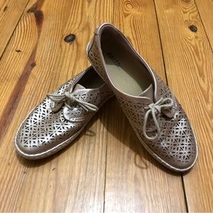 Earth Origins Rose Gold Pink Metallic Cut Put Sneakers, EUC, 9.5